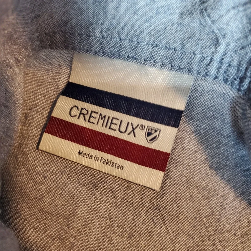 Cremieux Blue Cotton Chambray King Pillowcase Set of 2 Wood Button Closure 20x36
